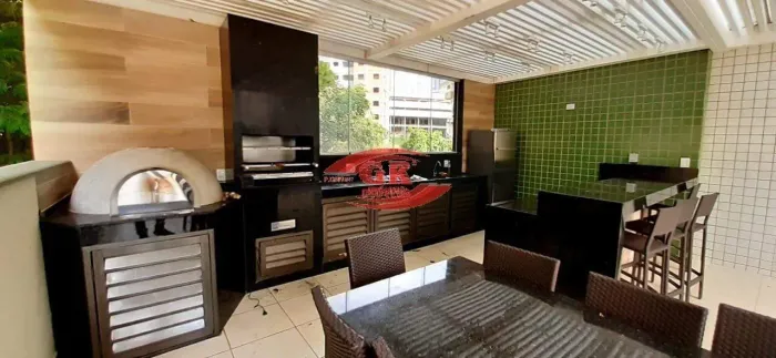 Ótimo apto de 02 qts, suíte, bons armários, 2 vgs, prédio c/ elevado, espaço gourmet