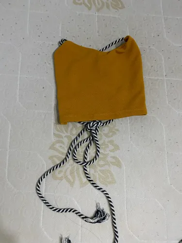Cropped amarelo feminino com amarração nas costas
