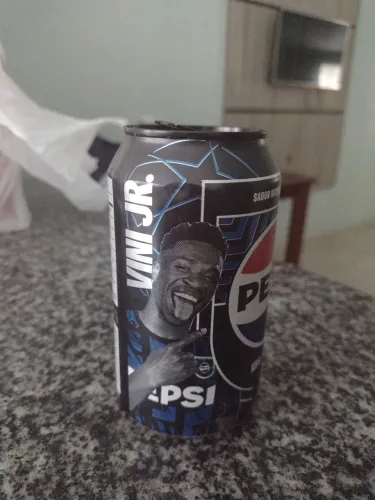 lata promocional da Pepsi Black com o jogador Vini Jr.(UEFA Champions League)