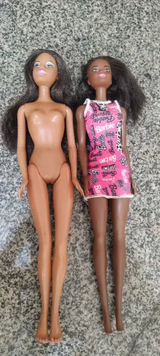 Lote de duas bonecas Barbie morena usadas 