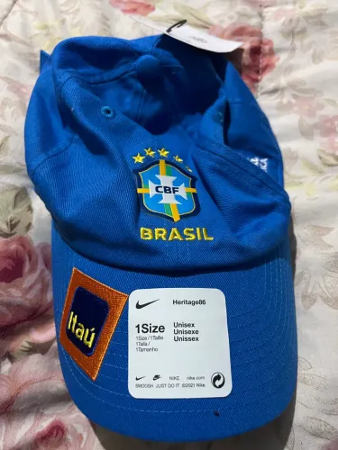? Kit Seleção Brasileira Nike - Exclusivo (G) + Boné Oficial (Novo com Etiqueta)