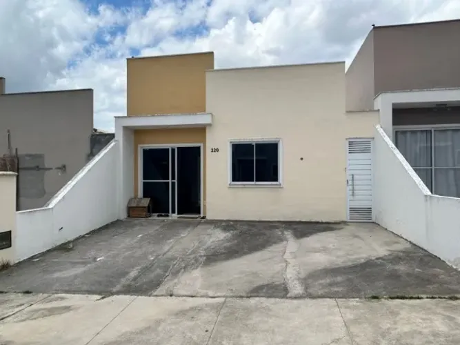 Vendo casa de 2/4/ em condomínio fechado