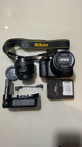 câmera nikon d5300 com 2 lentes (grip e bolsa de brinde)