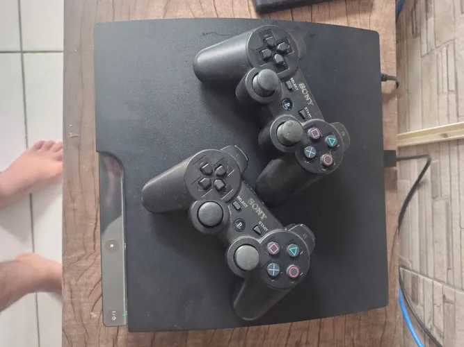 Playstation 3 desbloqueado com 2 controles e vários jogos.