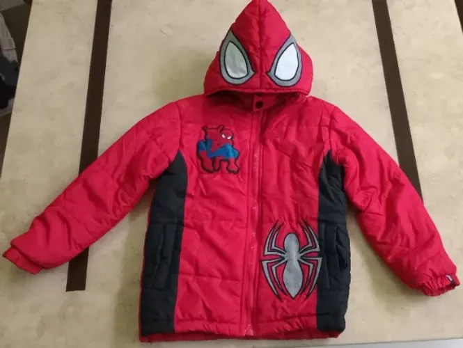 Jaqueta puffer vermelha e preta Spider-Man Renner com capuz tam 6 Usada