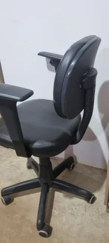 Cadeira escritório giratória - em couro 2 ULTIMAS Unidades em perfeito estado