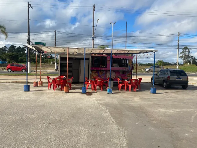 trailer com máquina de sorte e máquina de churros