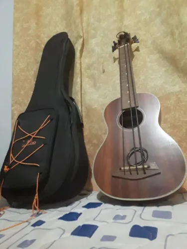 Ukelele Baixo ... sim é isso mesmo!