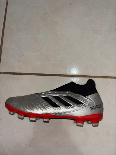 Chuteira Adidas Predator de botinha Número 38