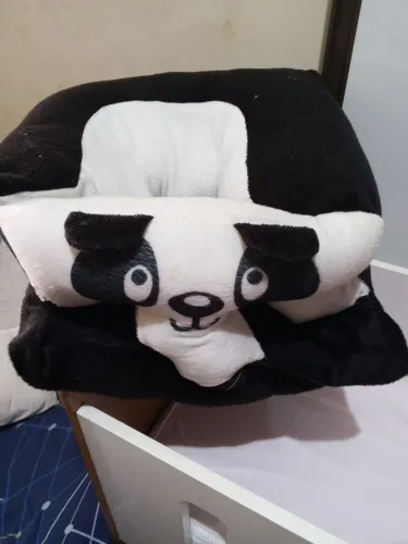 Cadeirinha de assento de apoio de pelúcia para bebês no formato de panda.