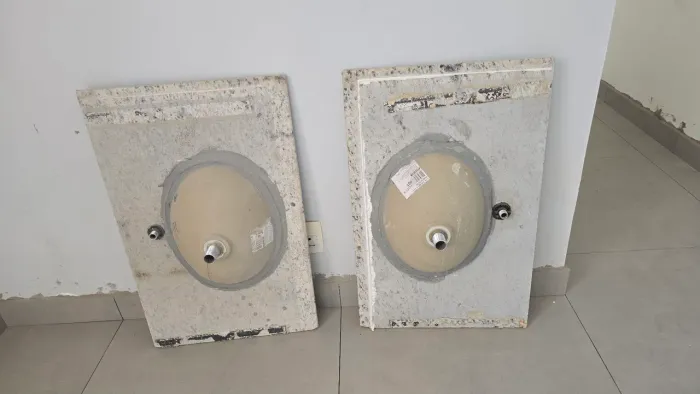 2 Bancadas em granito com pia e torneira