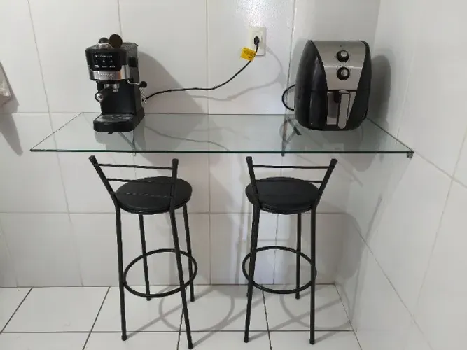 Tampo de vidro temperado 8mm com duas banquetas.