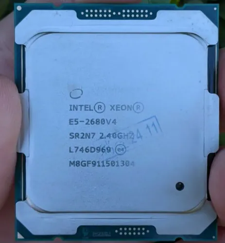 Xen E5-2680 V4/14 núcleos e 28 threads. 