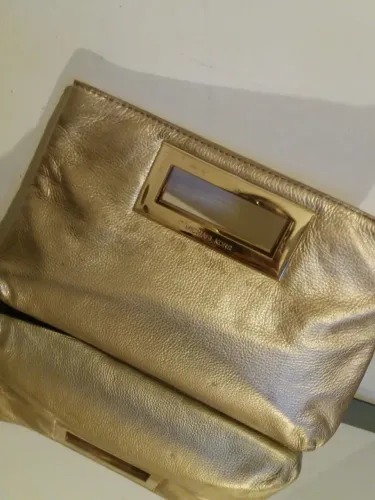 BOLSA MICHAEL KORS CLUTH. EM COURO LEGÍTIMO. LINDA