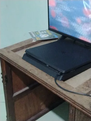 Ps4 slim desbloqueado 10.01, com dois controles e cabos carregadores e jogos