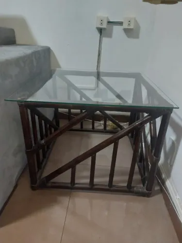 mesa de canto feita de cana da índia escura com tampo de vidro