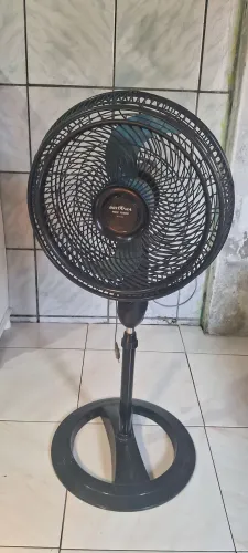 Vendo ventilador funcionando nao muito bem pra coserto ou retirada de peça so 80 reais