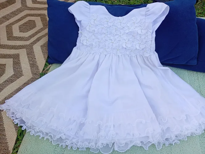 Lote de vestido de festa e daminha! 25 peças! Saindo por 20 reais cada peça.