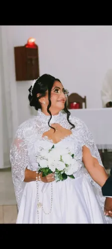 Vendo vestido de noiva lindíssimo, com capa de 3m toda bordada , alça removível