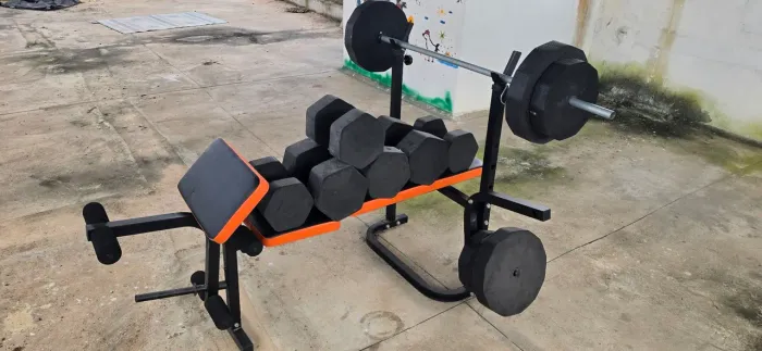 Máquina de musculação com pesos