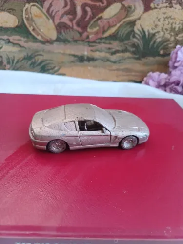 Miniatura Maisto Chevrolet Corvette C5 ou Nissan 300 ZX de cor prata,