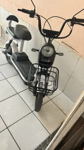 Vendo moto elétrica na cor branca