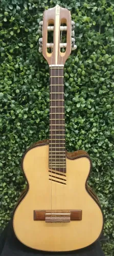 Cavaquinho Elétroacustico semi novo