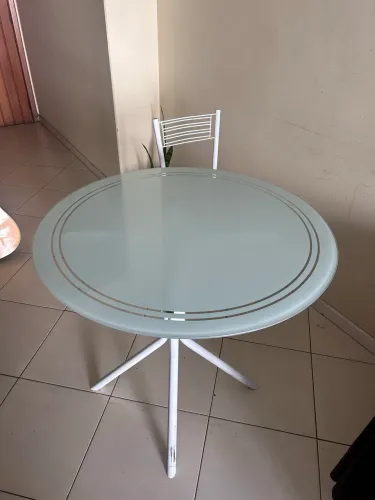Mesa de vidro redonda e cadeiras