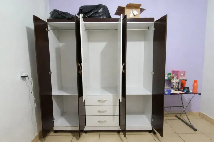 Guarda-roupas 6 portas e 3 gavetas, bem conservado 