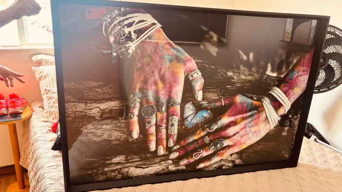 Quadro Decorativo Grande 120x80 - Arte Contemporânea Mãos e Borboleta