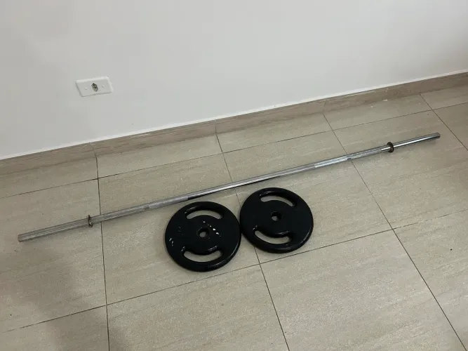 Barra e par de anilhas de 10kg