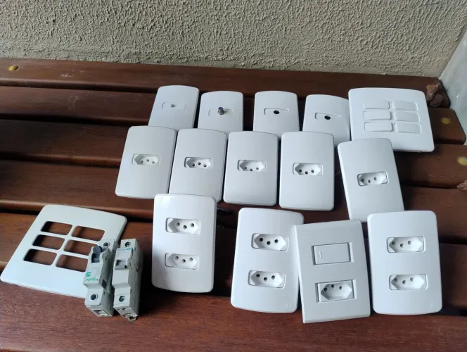 Tomadas e Interruptores WEG Novos - Retirados de Apartamento Entregue pela Construtora