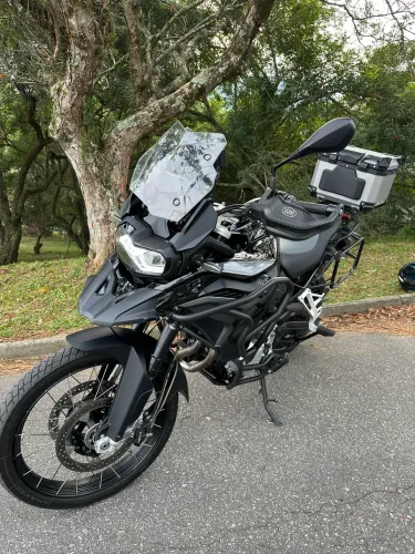 GS 850 Triple Black 2023