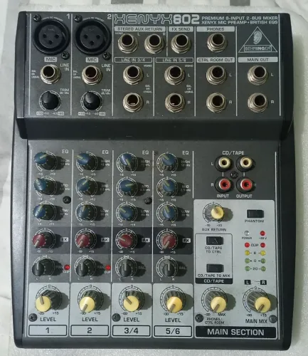 Mesa de som de 4 canais Behringer Xenix 802