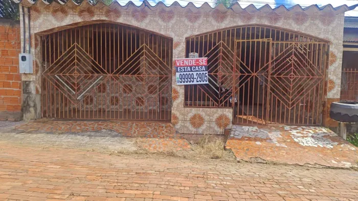 Vende-se esta Casa localizada na Sobral 