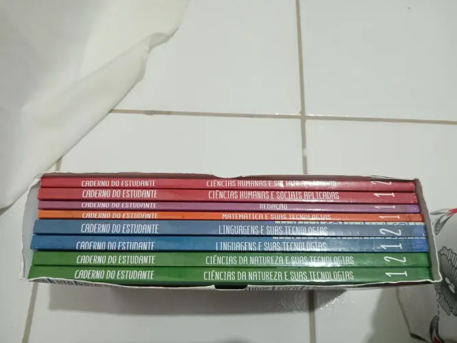 Vendo livros do estudante