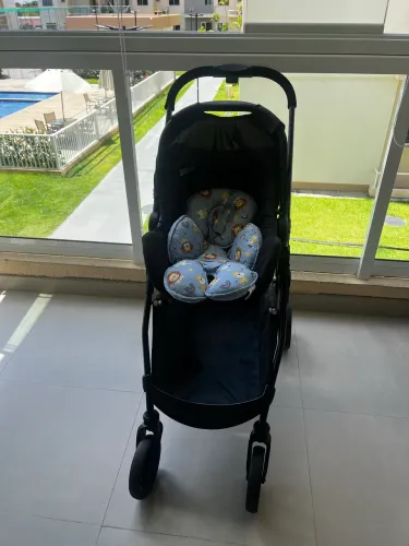 Carrinho de bebê com Moisés e bebê conforto