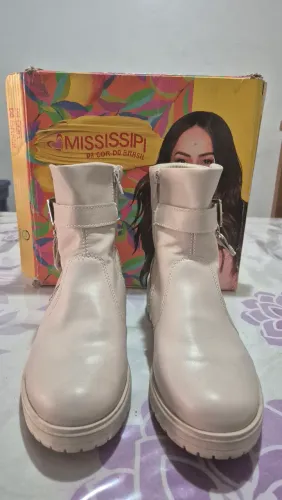 Bota feminina bege tamanho 37 (usada apenas 2x)