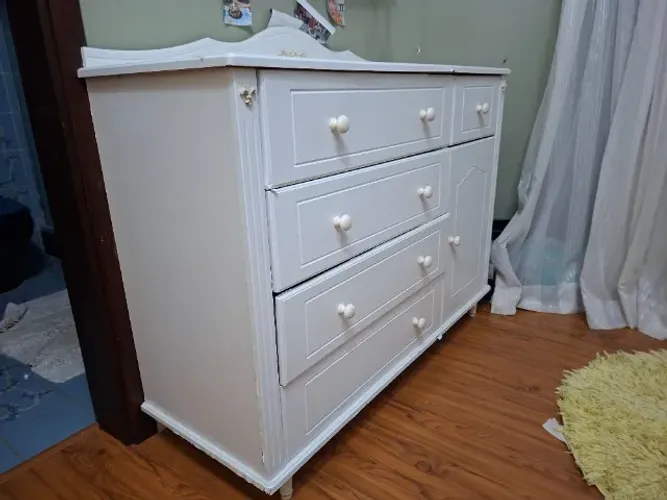 Cômoda branca estilo clássico com 5 gavetas e porta lateral