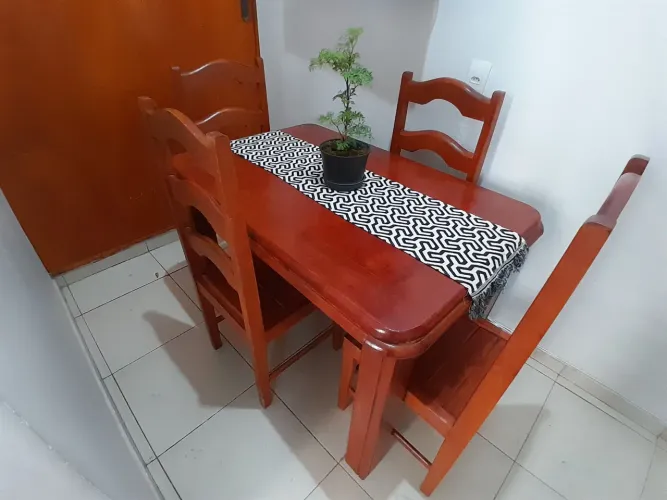 Mesa 4 Cadeiras em Madeira Maciça Nobre - Recém-Envernizada