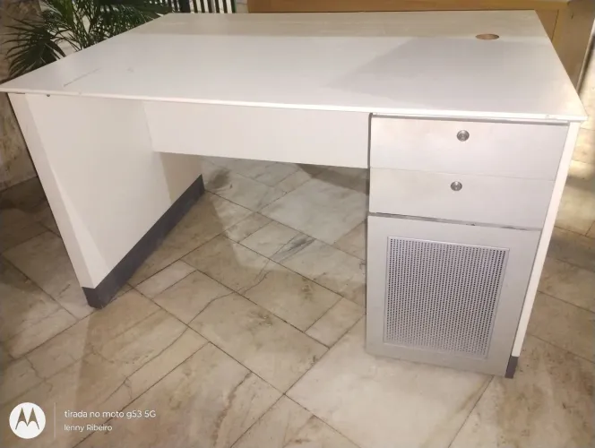 Mesa escritório com gavetas 