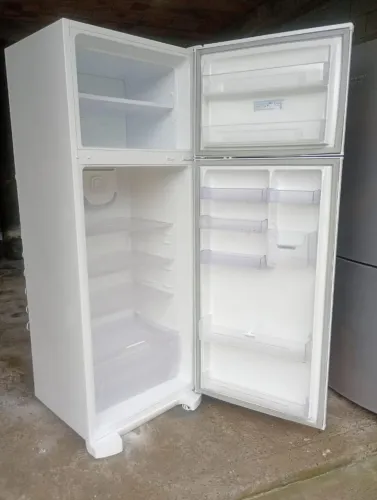 Geladeira funcionando perfeitamente com garantia