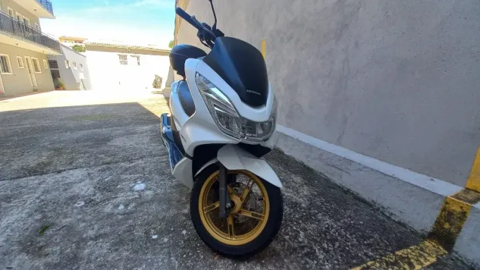 Moto Honda PCX - muito bem conservada, com baú e revisões em dia - linda!