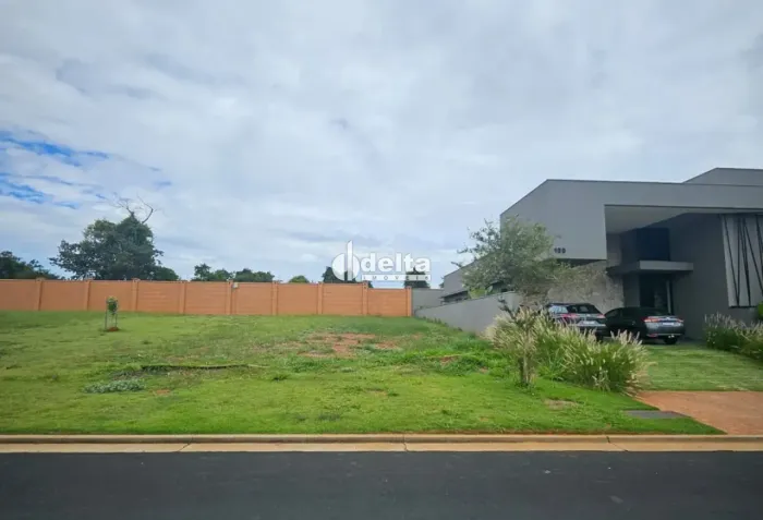 Terreno no Condomínio Alphaville II disponível para venda em Uberlândia MG