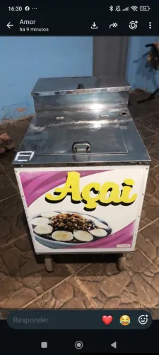Carrinho para venda de açaí e sorvetes.