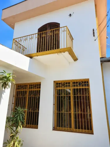 SOBRADO COM SUÍTE TÉRREA, SACADA E QUINTAL NO JARDIM JACINTO JACAREÍ/SP