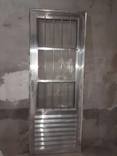 Porta de alumínio 2,10 por 0,80 lado direito