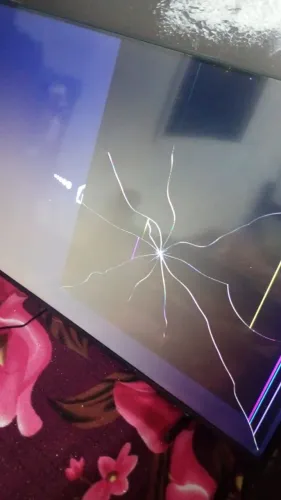 Vendo tv com um defeito na tela para retirada de peças