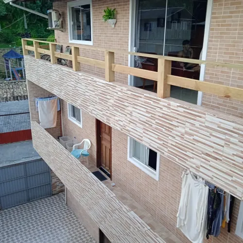 PREDIO COM 9 KITNETS MOBILIADAS + COBERTURA E CASA DE 2 PISOS NO SACO GRANDE - FLORIANÓPOL