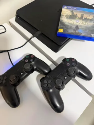 PlayStation 4 Slim + 2 Controles + Jogo Hogwarts Legacy ? Perfeito!